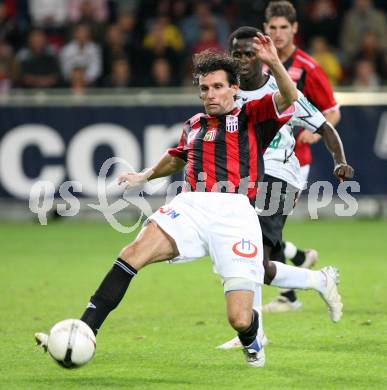 Fussball Bundesliga. SK Austria Kaernten gegen LASK Linz. Thierry Fidjeu Tazemeta (Kaernten), Michael Baur (LASK). Hypo Group Arena. Klagenfurt, am 22.9.2007.
Foto: Kuess 
---
pressefotos, pressefotografie, kuess, qs, qspictures, sport, bild, bilder, bilddatenbank