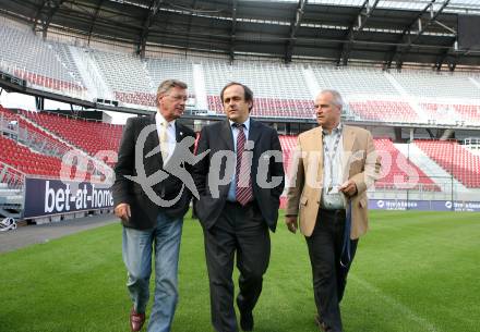 FUSSBALL - EURO 2008, Europameisterschaft, Besichtigung des Woerthersee Stadions. Buergermeister Harald Scheucher (Klagenfurt)  Michel Platini (Praesident, UEFA), Bauleiter Pock. Klagenfurt, 1.10.2007
Foto: Kuess  
---
pressefotos, pressefotografie, kuess, qs, qspictures, sport, bild, bilder, bilddatenbank