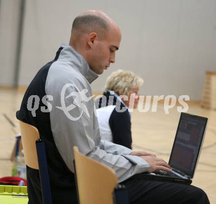 Volleyball MEVZA. ATSC Wildcats gegen Mladost Zagreb. Co-Trainer Lukas Mark (Wildcats). Klagenfurt, am 29.9.2007.
Foto: Kuess
---
pressefotos, pressefotografie, kuess, qs, qspictures, sport, bild, bilder, bilddatenbank