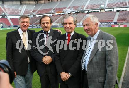 FUSSBALL - EURO 2008, Europameisterschaft, Besichtigung des Woerthersee Stadions. Buergermeister Harald Scheucher (Klagenfurt)  Michel Platini (Praesident, UEFA),Friedrich Stickler (Praesident, OEFB), Dr. Thomas Partl (Praesidenten des Kaerntner Fußballverbandes). Klagenfurt, 1.10.2007
Foto: Kuess  
---
pressefotos, pressefotografie, kuess, qs, qspictures, sport, bild, bilder, bilddatenbank