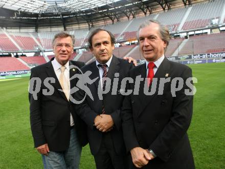 FUSSBALL - EURO 2008, Europameisterschaft, Besichtigung des Woerthersee Stadions. Buergermeister Harald Scheucher (Klagenfurt)  Michel Platini (Praesident, UEFA),Friedrich Stickler (Praesident, OEFB). Klagenfurt, 1.10.2007
Foto: Kuess  
---
pressefotos, pressefotografie, kuess, qs, qspictures, sport, bild, bilder, bilddatenbank