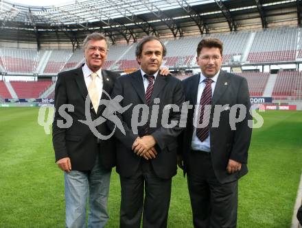 FUSSBALL - EURO 2008, Europameisterschaft, Besichtigung des Woerthersee Stadions. Buergermeister Harald Scheucher (Klagenfurt)  Michel Platini (Praesident, UEFA). Klagenfurt, 1.10.2007
Foto: Kuess  
---
pressefotos, pressefotografie, kuess, qs, qspictures, sport, bild, bilder, bilddatenbank