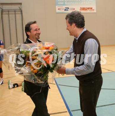 Volleyball MEVZA. ATSC Wildcats gegen Mladost Zagreb. Obmann Josef Laibacher gratuliert ATSC Praesident Wolfgang Schantl zum Geburtstag. Klagenfurt, am 29.9.2007.
Foto: Kuess
---
pressefotos, pressefotografie, kuess, qs, qspictures, sport, bild, bilder, bilddatenbank