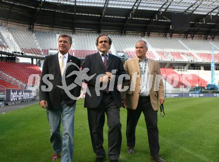 FUSSBALL - EURO 2008, Europameisterschaft, Besichtigung des Woerthersee Stadions. Buergermeister Harald Scheucher (Klagenfurt)  Michel Platini (Praesident, UEFA), Bauleiter Pock. Klagenfurt, 1.10.2007
Foto: Kuess  
---
pressefotos, pressefotografie, kuess, qs, qspictures, sport, bild, bilder, bilddatenbank