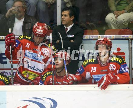 Erste Bank Eishockey Bundesliga. KAC gegen VSV. Spielerbank. Trainer Many Viveiros. (KAC). Klagenfurt, am 4.10.2007.
Foto: Kuess
---
pressefotos, pressefotografie, kuess, qs, qspictures, sport, bild, bilder, bilddatenbank