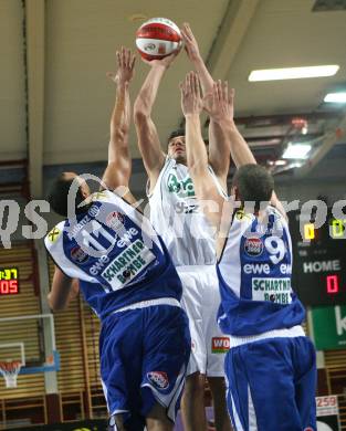 Basketball Bundesliga. Woerthersee Piraten gegen Team Swans Gmunden. Selmir Husanovic (Piraten), Ian Boylan, Peter Huetter (Gmunden). Klagenfurt, am 6.10.2007.
Foto: Kuess
---
pressefotos, pressefotografie, kuess, qs, qspictures, sport, bild, bilder, bilddatenbank