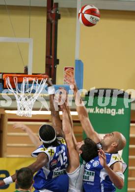 Basketball Bundesliga. Woerthersee Piraten gegen Team Swans Gmunden. Selmir Husanovic (Piraten), Kevin Jonson, Luke Lloyd (Gmunden). Klagenfurt, am 6.10.2007.
Foto: Kuess
---
pressefotos, pressefotografie, kuess, qs, qspictures, sport, bild, bilder, bilddatenbank