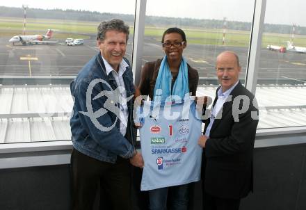 Volleyball Bundesliga. ATSC Wildcats. Neue Spielerin HOLNESS Tasha Sherline, Ankunft am Flughafen in Laibach. Josef Laibacher (Obmann), Holness Tasha Sherline, Dorfer Erwin (Praesidiumsmitglied). Flughafen Brnik, 13.10.2007
Foto: Kuess
---
pressefotos, pressefotografie, kuess, qs, qspictures, sport, bild, bilder, bilddatenbank