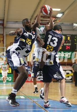 Basketball Bundesliga. Woerthersee Piraten gegen Team Panthers Fuerstenfeld. Melvin Creddle (Piraten), Shelton Collwell, Sebastian Gallwitz (Fuerstenfeld). Klagenfurt, am 14.10.2007.
Foto: Kuess
---
pressefotos, pressefotografie, kuess, qs, qspictures, sport, bild, bilder, bilddatenbank