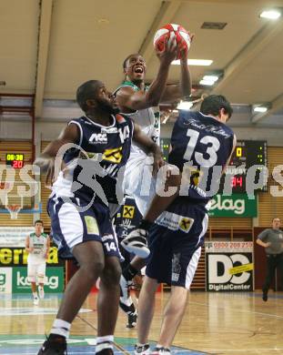 Basketball Bundesliga. Woerthersee Piraten gegen Team Panthers Fuerstenfeld. Melvin Creddle (Piraten), Sebastian Gallwitz, Shelton Collwell (Fuerstenfeld). Klagenfurt, am 14.10.2007.
Foto: Kuess
---
pressefotos, pressefotografie, kuess, qs, qspictures, sport, bild, bilder, bilddatenbank