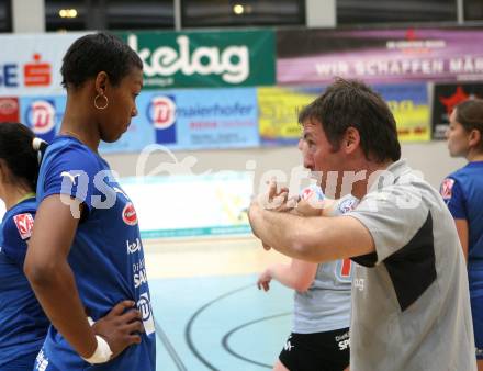 Volleyball Bundesliga. ATSC Wildcats gegen Zok Rijeka.  HOLNESS Tasha Sherline, Trainer Helmut Voggenberger (Wildcats). Klagenfurt, 13.10.2007
Foto: Kuess
---
pressefotos, pressefotografie, kuess, qs, qspictures, sport, bild, bilder, bilddatenbank