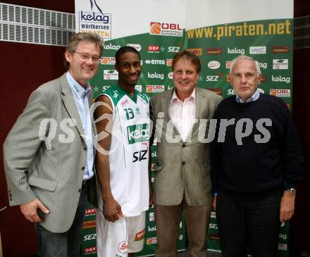 Basketball Bundesliga. Woerthersee Piraten gegen Team Panthers Fuerstenfeld. Spieler des Abends Melvin Creddle (Piraten), Pietsch (Kelag), Sportstadtrat Peter Steinkellner. Klagenfurt, am 14.10.2007.
Foto: Kuess
---
pressefotos, pressefotografie, kuess, qs, qspictures, sport, bild, bilder, bilddatenbank