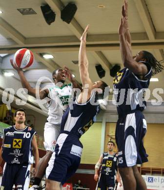 Basketball Bundesliga. Woerthersee Piraten gegen Team Panthers Fuerstenfeld. Melvin Creddle (Piraten), Dustin Brown, Michael Fraser (Fuerstenfeld). Klagenfurt, am 14.10.2007.
Foto: Kuess
---
pressefotos, pressefotografie, kuess, qs, qspictures, sport, bild, bilder, bilddatenbank