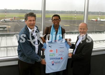 Volleyball Bundesliga. ATSC Wildcats. Neue Spielerin HOLNESS Tasha Sherline, Ankunft am Flughafen in Laibach. Josef Laibacher (Obmann), HOLNESS Tasha Sherline, Dorfer Erwin (Praesidiumsmitglied).
Flughafen Brnik, 13.10.2007
Foto: Kuess
---
pressefotos, pressefotografie, kuess, qs, qspictures, sport, bild, bilder, bilddatenbank