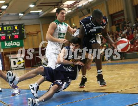 Basketball Bundesliga. Woerthersee Piraten gegen Team Panthers Fuerstenfeld. Andreas Kuttnig (Piraten), Sebastian Gallwitz, Shelton Colwell (Fuerstenfeld). Klagenfurt, am 14.10.2007.
Foto: Kuess
---
pressefotos, pressefotografie, kuess, qs, qspictures, sport, bild, bilder, bilddatenbank