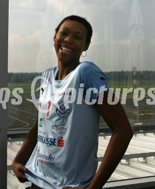 Volleyball. ATSC Wildcats. Neue Spielerin HOLNESS Tasha Sherline, Ankunft am
Flughafen in Laibach. 
Flughafen Brnik, 13.10.2007
Foto: Kuess
---
pressefotos, pressefotografie, kuess, qs, qspictures, sport, bild, bilder, bilddatenbank