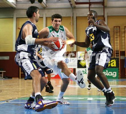 Basketball Bundesliga. Woerthersee Piraten gegen Team Panthers Fuerstenfeld. Selmir Husanovic (Piraten), Dustin Brown, Shelton Collwell (Fuerstenfeld). Klagenfurt, am 14.10.2007.
Foto: Kuess
---
pressefotos, pressefotografie, kuess, qs, qspictures, sport, bild, bilder, bilddatenbank