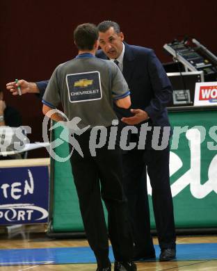 Basketball Bundesliga. Woerthersee Piraten gegen Team Panthers Fuerstenfeld. Trainer Emir Osmanovic (Piraten), Schiedsrichter. Klagenfurt, am 14.10.2007.
Foto: Kuess
---
pressefotos, pressefotografie, kuess, qs, qspictures, sport, bild, bilder, bilddatenbank