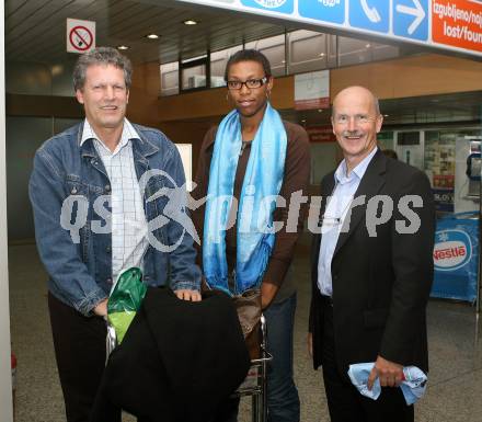 Volleyball Bundesliga. ATSC Wildcats. Neue Spielerin HOLNESS Tasha Sherline, Ankunft am Flughafen in Laibach. Josef Laibacher (Obmann), HOLNESS Tasha Sherline, Dorfer Erwin (Praesidiumsmitglied). Flughafen Brnik, 13.10.2007
Foto: Kuess
---
pressefotos, pressefotografie, kuess, qs, qspictures, sport, bild, bilder, bilddatenbank