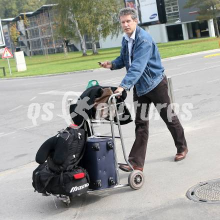 Volleyball Bundesliga. ATSC Wildcats. Neue Spielerin HOLNESS Tasha Sherline, Ankunft am Flughafen in Laibach. Josef Laibacher (Obmann). Flughafen Brnik, 13.10.2007
Foto: Kuess
---
pressefotos, pressefotografie, kuess, qs, qspictures, sport, bild, bilder, bilddatenbank