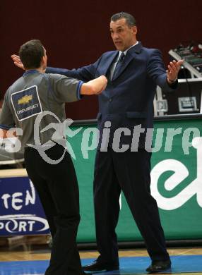 Basketball Bundesliga. Woerthersee Piraten gegen Team Panthers Fuerstenfeld. Trainer Emir Osmanovic (Piraten), Schiedsrichter. Klagenfurt, am 14.10.2007.
Foto: Kuess
---
pressefotos, pressefotografie, kuess, qs, qspictures, sport, bild, bilder, bilddatenbank