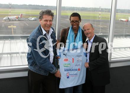 Ankunft am Flughafen in Laibach. Josef Laibacher (Obmann), Holness Tasha Sherline, Dorfer Erwin (Praesidiumsmitglied). Flughafen Brnik, 13.10.2007
Foto: Kuess
---
pressefotos, pressefotografie, kuess, qs, qspictures, sport, bild, bilder, bilddatenbank