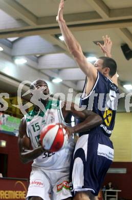 Basketball Bundesliga. Woerthersee Piraten gegen Team Panthers Fuerstenfeld. Marquis Wright (Piraten), Dustin Brown (Fuerstenfeld). Klagenfurt, am 14.10.2007.
Foto: Kuess
---
pressefotos, pressefotografie, kuess, qs, qspictures, sport, bild, bilder, bilddatenbank