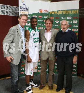 Basketball Bundesliga. Woerthersee Piraten gegen Team Panthers Fuerstenfeld. Spieler des Abends Melvin Creddle (Piraten), Pietsch (Kelag), Sportstadtrat Peter Steinkellner. Klagenfurt, am 14.10.2007.
Foto: Kuess
---
pressefotos, pressefotografie, kuess, qs, qspictures, sport, bild, bilder, bilddatenbank