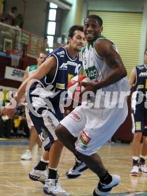 Basketball Bundesliga. Woerthersee Piraten gegen Team Panthers Fuerstenfeld. Melvin Creddle (Piraten), Samo Grum (Fuerstenfeld). Klagenfurt, am 14.10.2007.
Foto: Kuess
---
pressefotos, pressefotografie, kuess, qs, qspictures, sport, bild, bilder, bilddatenbank