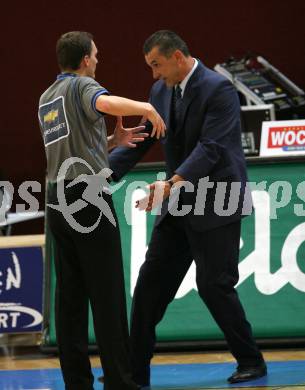 Basketball Bundesliga. Woerthersee Piraten gegen Team Panthers Fuerstenfeld. Trainer Emir Osmanovic (Piraten), Schiedsrichter. Klagenfurt, am 14.10.2007.
Foto: Kuess
---
pressefotos, pressefotografie, kuess, qs, qspictures, sport, bild, bilder, bilddatenbank