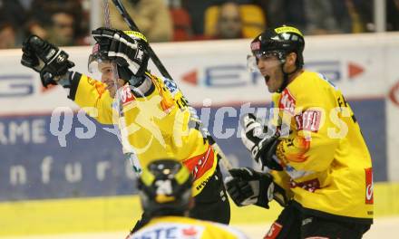 Erste Bank Eishockey Bundesliga. KAC gegen Vienna Capitals. Torjubel Manuel Latusa, Kelly Fairchild (Caps). Klagenfurt, am 19.10.2007.
Foto: Kuess
---
pressefotos, pressefotografie, kuess, qs, qspictures, sport, bild, bilder, bilddatenbank