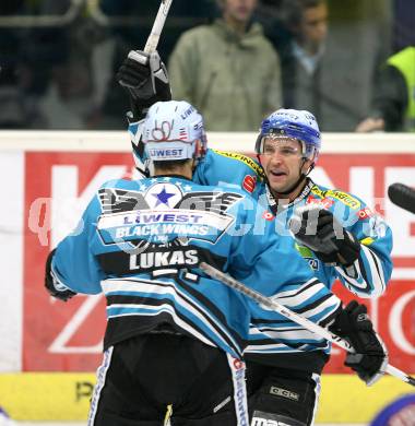 Erste Bank Eishockey Bundesliga. VSV gegen Black Wings Linz. Torjubel. Mark Szuecs, Philipp Lukas (Linz). Villach, am 20.10.2007.
Foto: Kuess
---
pressefotos, pressefotografie, kuess, qs, qspictures, sport, bild, bilder, bilddatenbank