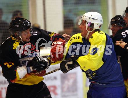 Eishockey Oberliga. EHC Althofen gegen EC SV Spittal. Christopher Petritsch (Althofen), Manuel Urschitz (Spittal). Althofen, am 20.10.2007.
Foto: Kuess
---
pressefotos, pressefotografie, kuess, qs, qspictures, sport, bild, bilder, bilddatenbank