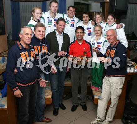 Badminton Bundesliga. ASKOE Kelag Kaernten. Neven Rihtar, Peter Kreulitsch, Nejc Boljka, Maja Kersnik, Belinda Heber, Erwin Hasenbichler, Bergner, Helmut Kreulitsch. Klagenfurt, am 20.10.2007.
Foto: Kuess
---
pressefotos, pressefotografie, kuess, qs, qspictures, sport, bild, bilder, bilddatenbank