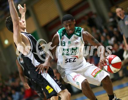 Basketball Bundesliga. Woerthersee Piraten gegen Team Guessing Knights. Melvin Creddle (Piraten), Lukas Unger (Guessing). Klagenfurt, am 26.10.2007.
Foto: Kuess
---
pressefotos, pressefotografie, kuess, qs, qspictures, sport, bild, bilder, bilddatenbank