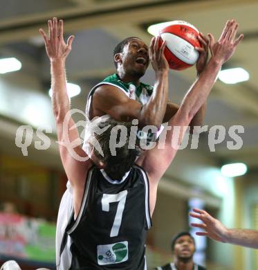 Basketball Bundesliga. Woerthersee Piraten gegen Team Guessing Knights. Melvin Creddle (Piraten), Wolfgang Traeger (Guessing). Klagenfurt, am 26.10.2007.
Foto: Kuess
---
pressefotos, pressefotografie, kuess, qs, qspictures, sport, bild, bilder, bilddatenbank