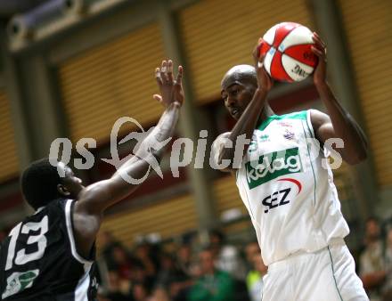 Basketball Bundesliga. Woerthersee Piraten gegen Team Guessing Knights. Marquis Wright (Piraten), Philipp Horvath (Guessing). Klagenfurt, am 26.10.2007.
Foto: Kuess
---
pressefotos, pressefotografie, kuess, qs, qspictures, sport, bild, bilder, bilddatenbank