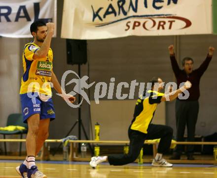 Volleyball Challenge Cup. SK Posojilnica Aich/Dob gegen Generali Haching. Jubel. David Slatinsek, Trainer Miro Palgut, Andrej Wakounig (Aich/Dob). Prevalje, am 27.10.2007.
Foto: Kuess
---
pressefotos, pressefotografie, kuess, qs, qspictures, sport, bild, bilder, bilddatenbank