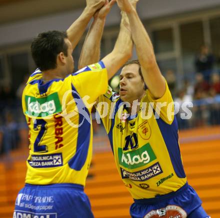 Volleyball Challenge Cup. SK Posojilnica Aich/Dob gegen Generali Haching. Jubel. Miha Kosl, Nejc Pusnik (Aich/Dob). Prevalje, am 27.10.2007.
Foto: Kuess
---
pressefotos, pressefotografie, kuess, qs, qspictures, sport, bild, bilder, bilddatenbank