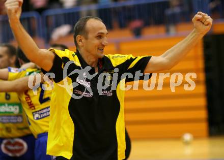 Volleyball Challenge Cup. SK Posojilnica Aich/Dob gegen Generali Haching. Jubel Trainer Miro Palgut (Aich/Dob). Prevalje, am 27.10.2007.
Foto: Kuess
---
pressefotos, pressefotografie, kuess, qs, qspictures, sport, bild, bilder, bilddatenbank