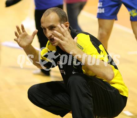 Volleyball Challenge Cup. SK Posojilnica Aich/Dob gegen Generali Haching. Trainer Miro Palgut (Aich/Dob). Prevalje, am 27.10.2007.
Foto: Kuess
---
pressefotos, pressefotografie, kuess, qs, qspictures, sport, bild, bilder, bilddatenbank