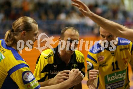 Volleyball Challenge Cup. SK Posojilnica Aich/Dob gegen Generali Haching. Robin Pelucha, Trainer Miro Palgut, Marek Golstajn (Aich/Dob). Prevalje, am 27.10.2007.
Foto: Kuess
---
pressefotos, pressefotografie, kuess, qs, qspictures, sport, bild, bilder, bilddatenbank