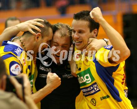 Volleyball Challenge Cup. SK Posojilnica Aich/Dob gegen Generali Haching. Jubel. Peter Polony, Martin Micheu, Miha Kosl (Aich/Dob). Prevalje, am 27.10.2007.
Foto: Kuess
---
pressefotos, pressefotografie, kuess, qs, qspictures, sport, bild, bilder, bilddatenbank