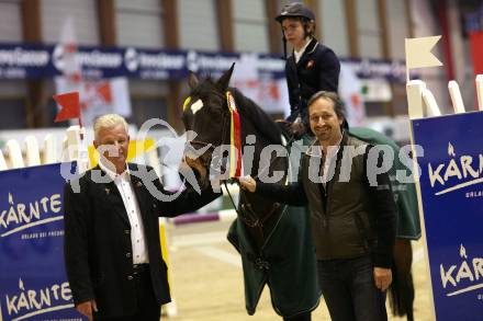 Reiten. Fest der Pferde. Preis Kaernten Sport. Landessportdirektor Reinhard Tellian, Sieger Kevin Melliger (Schweiz), Sportlandesrat Wolfgang Schantl. Klagenfurt, am 28.10.2007.
Foto: Kuess
---
pressefotos, pressefotografie, kuess, qs, qspictures, sport, bild, bilder, bilddatenbank