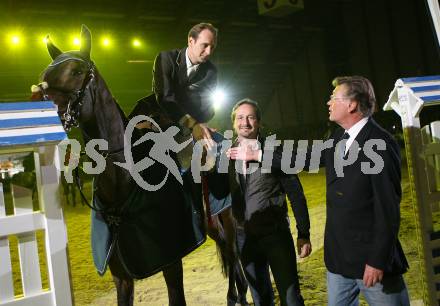 Reiten. Fest der Pferde. Robert Puck (Oesterreich) auf Real Eagle, Sportlandesrat Wolfgang Schantl, Buergermeister Harald Scheucher. Klagenfurt, am 28.10.2007.
Foto: Kuess
---
pressefotos, pressefotografie, kuess, qs, qspictures, sport, bild, bilder, bilddatenbank