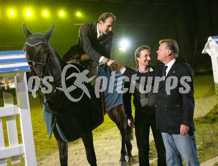 Reiten. Fest der Pferde. Robert Puck (Oesterreich) auf Real Eagle, Sportlandesrat Wolfgang Schantl, Buergermeister Harald Scheucher. Klagenfurt, am 28.10.2007.
Foto: Kuess
---
pressefotos, pressefotografie, kuess, qs, qspictures, sport, bild, bilder, bilddatenbank