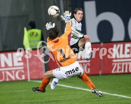 Fussball Bundesliga. T-Mobile. SK Austria Kaernten gegenCashpoint SCR Altach. Zlatko Junuzovic (Kaernten), Mario Krassnitzer (Altach). Klagenfurt, am 31.10.2007.
---
pressefotos, pressefotografie, kuess, qs, qspictures, sport, bild, bilder, bilddatenbank