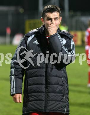 Fussball Red Zac Liga. FC Kaernten gegen FC Lustenau. Trainer Nenad Bjelica packt dich bei der Nase (FCK). Klagenfurt, am 2.11.2007.
Foto: Kuess
---
pressefotos, pressefotografie, kuess, qs, qspictures, sport, bild, bilder, bilddatenbank