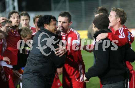 Fussball Red Zac Liga. FC Kaernten gegen FC Lustenau. Trainer Eric Orie (Lustenau) gratuliert Nenad Bjelica (FCK). Klagenfurt, am 2.11.2007.
Foto: Kuess
---
pressefotos, pressefotografie, kuess, qs, qspictures, sport, bild, bilder, bilddatenbank