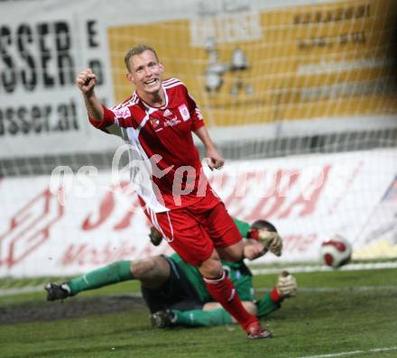 Fussball Red Zac Liga. FC Kaernten gegen FC Lustenau. Torjubel Michael Miksits (FCK). Klagenfurt, am 2.11.2007.
Foto: Kuess
---
pressefotos, pressefotografie, kuess, qs, qspictures, sport, bild, bilder, bilddatenbank